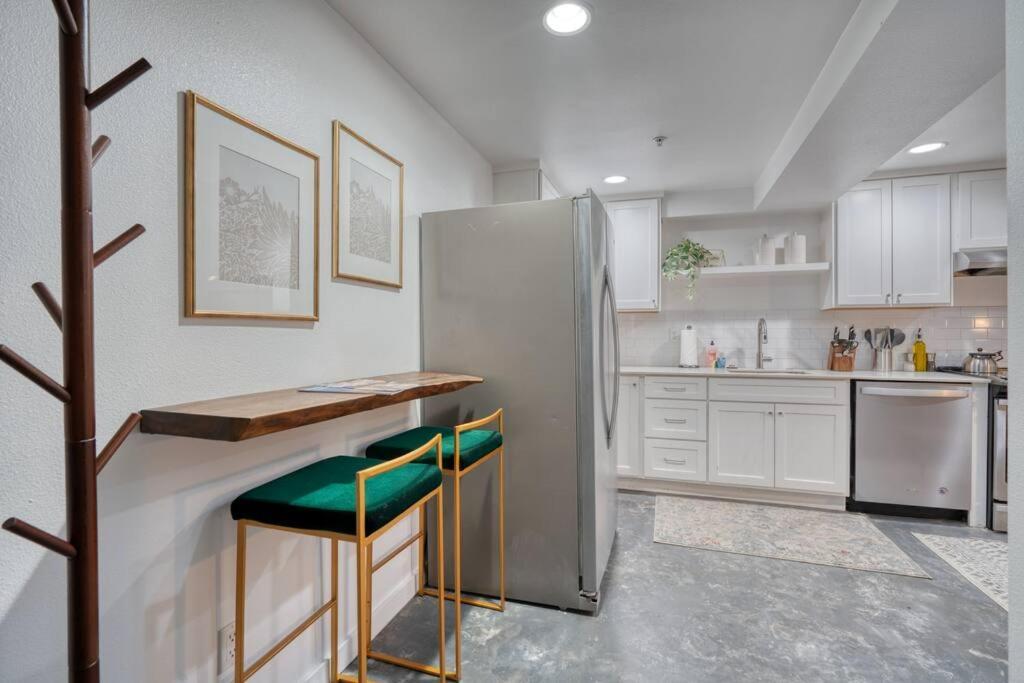 Collection - Underground Mid-century Hideaway In Laurelhurst Apartment
