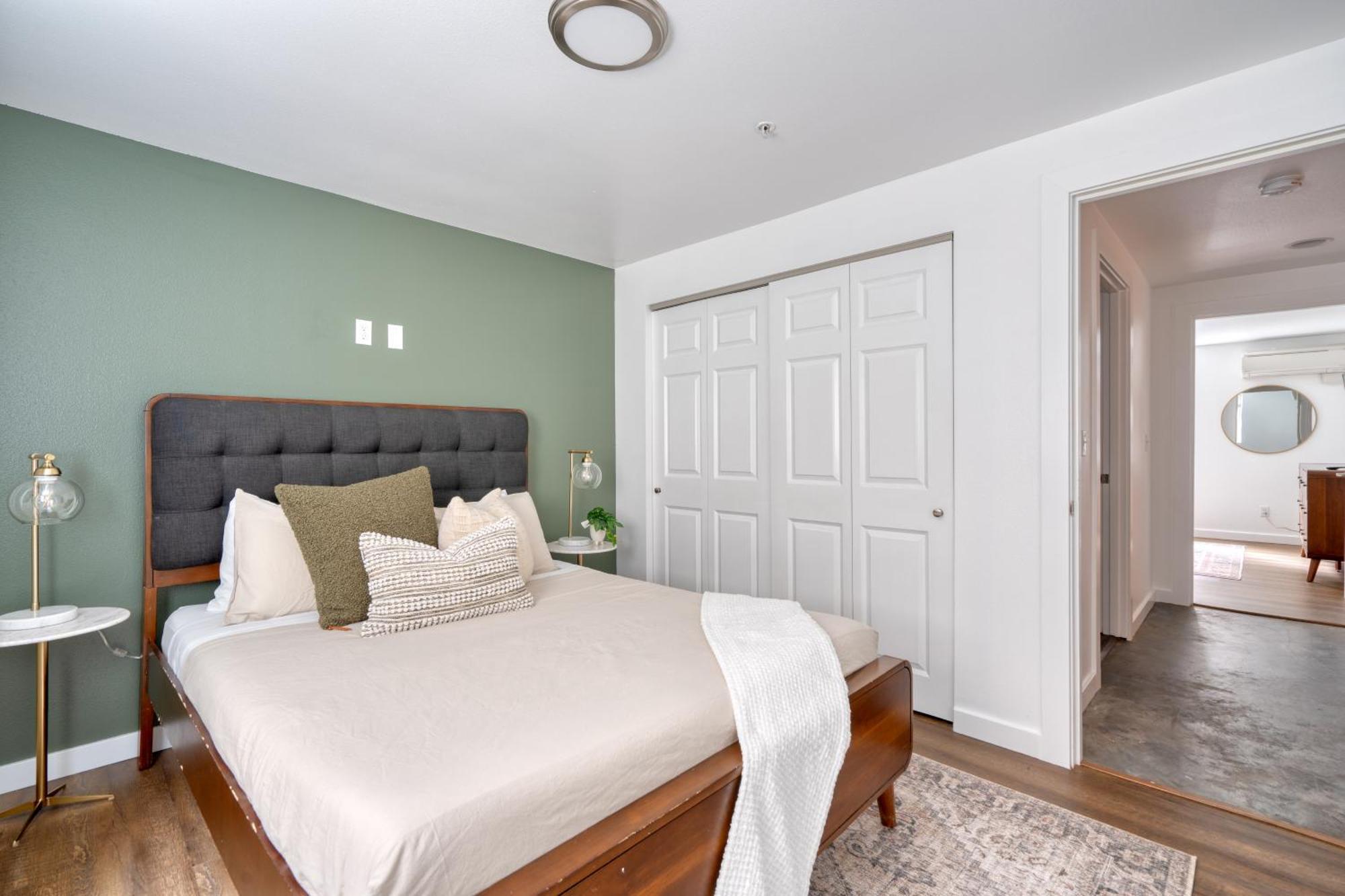 Apartment Collection - Underground Mid-century Hideaway In Laurelhurst